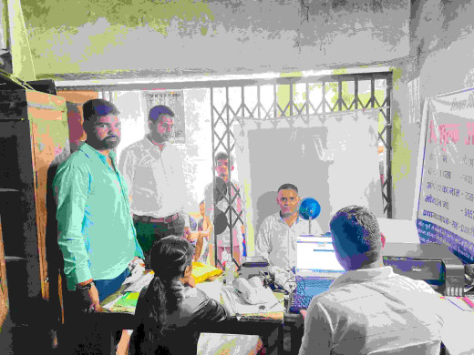 आधार निर्माण केंद्र का औचक निरीक्षण, 14 निःशुल्क आधार केंद्र होने के बावजूद लक्ष्य अधूरा